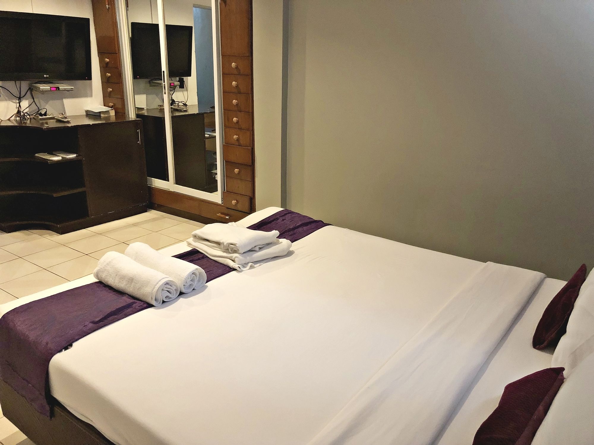 טגאיטאי Daj Suites Boutique Hotel מראה חיצוני תמונה