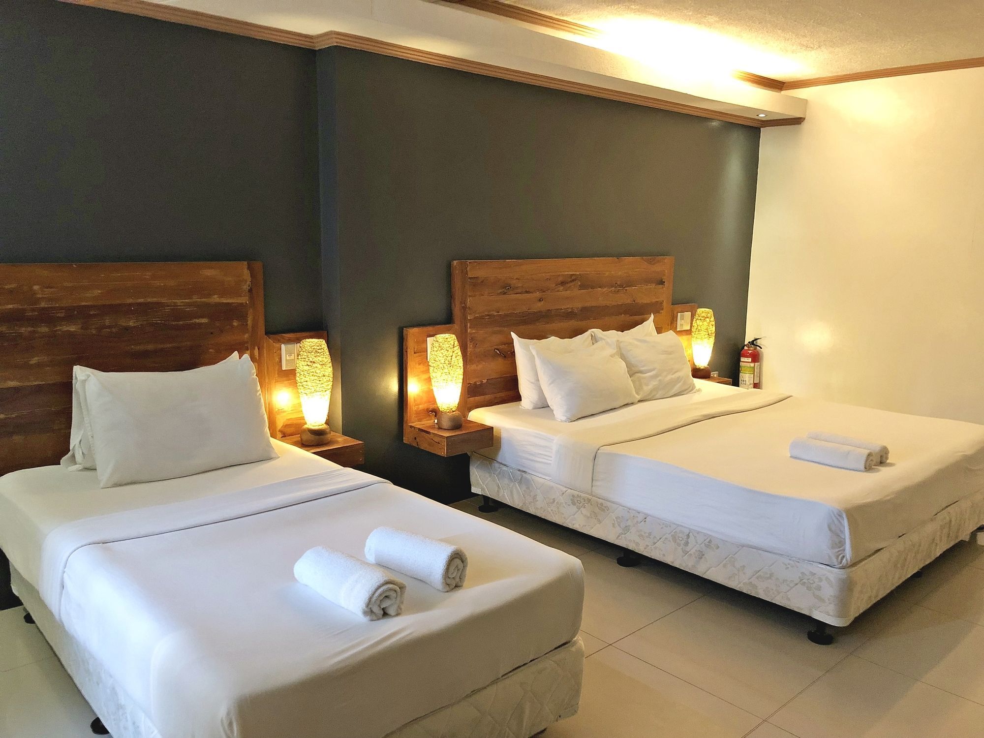 טגאיטאי Daj Suites Boutique Hotel מראה חיצוני תמונה