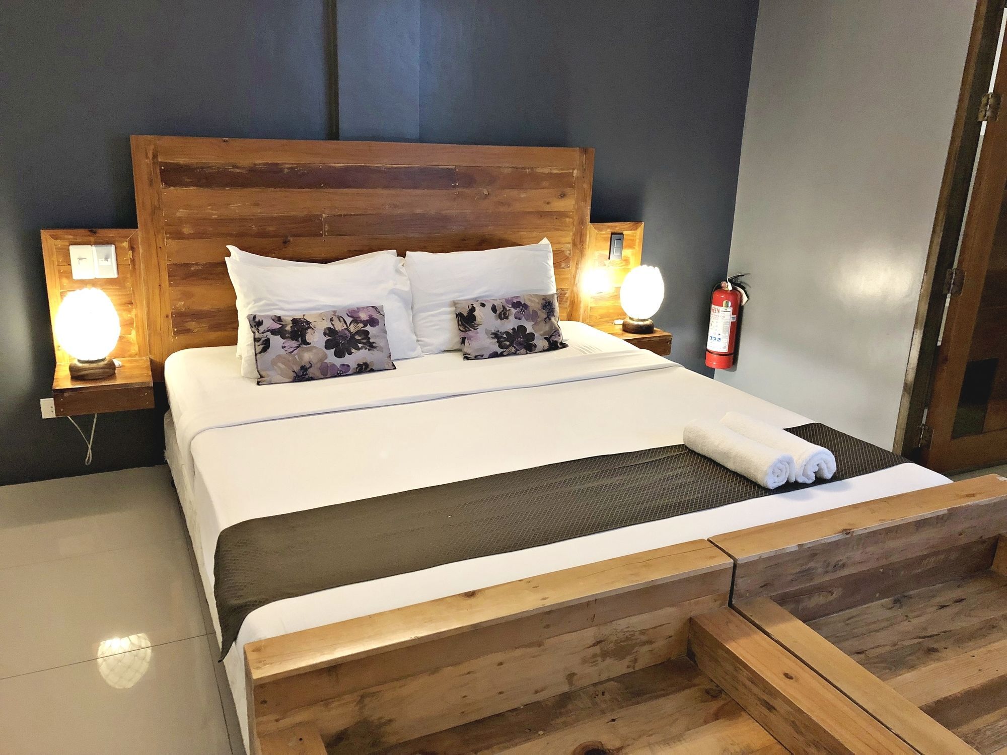 טגאיטאי Daj Suites Boutique Hotel מראה חיצוני תמונה